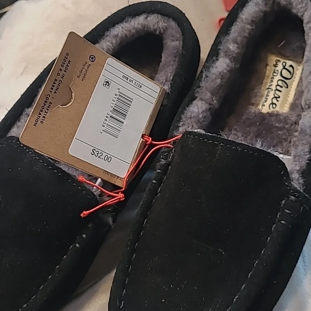 New with tags! Kids 4 genuine suede deluxe memory foam cushion black slippers